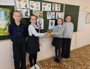 Литературный квест «Сказочник Датского королевства» прошел 22 мая для учащихся 3-в класса СШ №7. Ребята окунулись в волшебный мир сказок Г.-Х. Андерсена и прошли все препятствия: «Узнай сказку», «Это герой..», «Из какой сказки», «Я художник-модельер», физкультминутка «Я могу!», а также собирали пазлы и отгадывали анаграммы. 