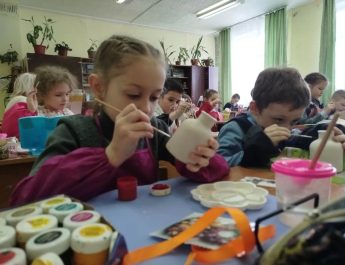 Директор Детской художественной школы Степанова Вера Михайловна провела творческий мастер-класс, приуроченный к 8 Марта,для учащихся 1 класса МОУ СШ№7 (классный руководитель: Соколова М.Б)