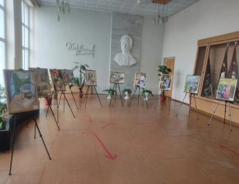 Учащиеся выпускного класса Детской художественной школы оформили выставку  «Светлый праздник Пасхи» в фойе Администрации. Преподаватель: Хитрова Татьяна Алексеевна