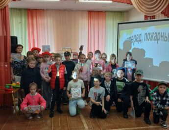 25 июня для ребят из летнего лагеря школы № 7 прошел познавательный час «Утром, вечером и днем — будь осторожен с огнем». Ребята познакомились с презентацией «Огонь — друг или враг?» и узнали про правила пожарной безопасности дома и на улице. Закрепили свои знания в играх и конкурсах «Юные пожарные», «Знатоки» и «Эрудиты». Познакомились с выставкой «С огнем шутить нельзя».