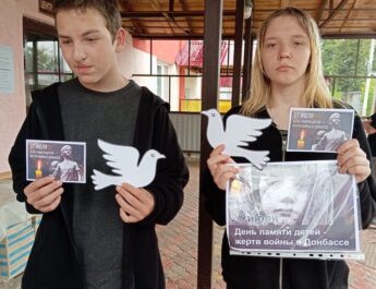 27 июля, мы склоняем головы в скорбной тишине, чтобы почтить память детей, ставших жертвами войны в Донбассе. Эта дата — День памяти детей — жертв войны в Донбассе — была установлена в 2022 году, чтобы навсегда сохранить в народной памяти трагедию, которую нельзя оправдать и невозможно забыть. В этот день Городская центральная библиотека провела акцию «Ангелы Донбасса».