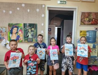Активно продолжается работа с летними лагерями . Детская художественная школа принимала ребят из летнего лагеря школы №10. Директор Детской художественной школы Степанова Вера Михайловна провела для ребят мастер-класс