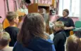 В период летних школьных каникул в Детской музыкальной школе продолжаются экскурсии «В гости к звукам». 16 июля к нам пришли ребята школы №10. Они познакомились с различными музыкальными инструментами, заглянули в классы, где маленькие музыканты постигают нотную грамоту и учатся играть на инструментах, посетили комнату-музей, посмотрели развивающий мультфильм «Видеть музыку» в виртуальном концертном зале.
