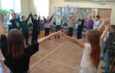 17 июля, в Единый день фольклора, библиотекарь Детского отдела провела для детей из летнего лагеря школы № 1 увлекательную игровую программу под названием «У нашего крыльца нет забавам конца». В ходе мероприятия ребята познакомились с русскими народными играми, которые издавна были любимым развлечением детей на Руси. Перед началом каждой игры дети разгадывали загадки — это помогало им узнать название следующей забавы или получить нужный предмет для участия в ней. Благодаря таким веселым и познавательным состязаниям ребята не только отлично провели время, но и прикоснулись к богатым традициям и культуре своих предков, почувствовали дух народных праздников и игр.