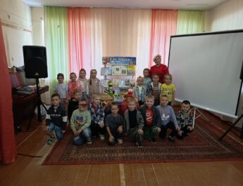 24 августа в Городской библиотеке для воспитанников детского сада «Ромашка» прошло мероприятие о традициях Медового, Яблочного и Орехового Спасов. Дети узнали об истории и символах праздников, поучаствовали в народных играх.
