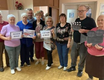 В современном мире вряд ли найдется человек, который не любил бы кино.  За пару часов мы успеваем посмеяться до слёз, всплакнуть, пощекотать нервы, испытать восторг от красивой развязки. Поводом для встречи сотрудника Городской центральной  библиотеки и членов местной организации ВОИ послужила дата  27 августа – День Российского кино! Для любителей этого искусства 25 августа был проведен информационно – познавательный час  «Свет, камера, мотор!» на котором они узнали историю кинематографа, попытались вспомнить фильмы, снятые по художественным произведениям, продолжить крылатую фразу киногероя,  назвать фильм по кадру и другие задания этого часа.  С большим удовольствием присутствующие  приняли участие в шуточном кино – экспромте — немое кино «Однажды в лесу», которое подарило всем, улыбку и улучшила настроение. Российское кино прошло большой путь, подарив зрителям множество любимых фильмов. Советские фильмы очень глубинные и проникновенные, они учат ценить доброту, дружбу, поддерживать семейные узы, в них есть простота и искренность. Многие фильмы созданы по произведениям великих писателей. Кино умеет, как ничто другое, влиять на умы, привычки и вкусы людей, учит добру, правилам взаимоотношений друг с другом, отражает картины сегодняшней жизни и картины далекого прошлого. День российского кино призван подчеркнуть важность киноискусства и показать его вклад в развитие культуры Отечества.