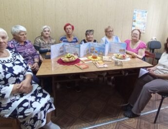 Традиционно в августе, в последний месяц лета, отмечают три крупных православных праздника, связанных со сбором урожая меда, яблок и орехов. Сотрудником Городской центральной библиотеки для женщин местной организации ВОС был проведен час народных традиций «Три спаса — три запаса», а так же была представлена выставка-дегустация, которая предлагала присутствующим попробовать дары августа и символы православных праздников: душистый мед, яблоки, орехи, пироги. Гости мероприятия узнали, как было принято отмечать в давние времена Спасы, к каким церковным праздникам они были приурочены, какие имеют народные приметы, поверья, традиции. Участники встречи  вспоминали литературные произведения, в которых упоминаются эти православные праздники. В завершении все собравшиеся угостились новым урожаем сладких, наливных яблок, медом и орехами.