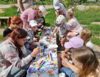 Преподаватели Детской художественной школы Степанова Вера Михайловна и Хитрова Татьяна Алексеевна провели мастер-классы на детской площадке по ул. Возрождения