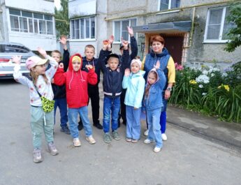 13 августа сотрудники Городской библиотеки посетили ТОС «Рассвет» (ул.Ивановская,14) с игровой программой «Лето, солнце и друзья». Хотя погода была совсем не летняя, ребята весело провели время, разгадывая загадки и играя в интересные состязания на скорость, ловкость, меткость и сообразительность.