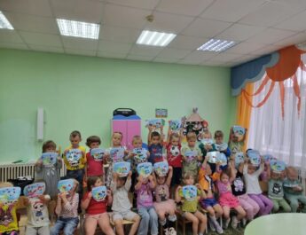 Совместно с детским садом «Дюймовочка» директор Детской художественной школы Степанова Вера Михайловна провела творческий мастер-класс «Мой аквариум»