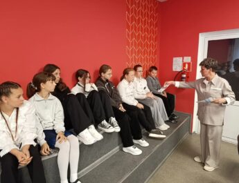 3 сентября,  в День солидарности в борьбе с терроризмом, библиотека-филиал провела акцию «В небеса поднимались ангелы». Библиотекарь рассказала учащимся средних классов школы № 1 о трагических событиях, развернувшихся в Беслане с 1 по 3 сентября 2004 года, о том, как важно знать правила поведения при угрозе терактов, как вести себя в столь непростых ситуациях. Также прозвучал рассказ о мемориалах и памятниках в России, посвященных Беслану, были вручены памятные буклеты.