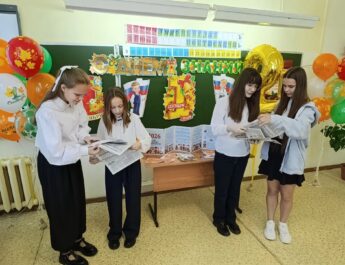 1 сентября в Год единства народов России Городская библиотека отметила День знаний по-особенному — тепло, дружно и очень познавательно! Для учащихся 4-Б класса школы № 10 проведен познавательный час «День знаний, мечтаний, дерзаний», а для учащихся 6-Г класса школы № 7 — «Единство начинается с парты». В ходе мероприятий ребята искали ответ на вопрос «Что нас объединяет?»: общая Родина, язык, традиции, человеческое тепло, которое мы дарим друг другу каждый день. В программе были интерактивные игры и задания, ребята проверяли свою эрудицию, учились отличать факты от мифов, отвечали на вопросы литературной викторины. Интерактивный формат позволил сделать встречу не только познавательной, но и по-настоящему тёплой и дружеской.