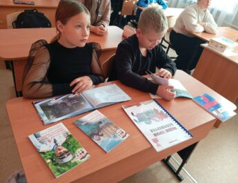 30 сентября сотрудник детского отдела Городской библиотеки для учащихся среднего звена школы №3 (2-е здание) провела патриотический час, приуроченный ко Дню воссоединения ДНР, ЛНР, Запорожской и Херсонской областей с Россией «В единении сила».