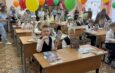 1 сентября — день, когда начинаются не только уроки, но и большие чудеса. 1Б класс школы № 7 посетил любимый детский сказочный персонаж – Незнайка. Наш герой в широкополой шляпе решил, что знакомство с классом должно быть веселым. Вместо скучных правил Незнайка устроил настоящий экзамен на внимательность: загадывал запутанные загадки, путал названия букв и даже пытался решать примеры. Ярким завершением встречи стало вручение памятных подарков. Каждый первоклассник получил в подарок книгу от «Издательского дома Николаевых». Выражаем благодарность главному редактору издательства Сергею Шамильевичу Николаеву за внимание к детям и поддержку интереса к чтению.