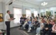 В Картинной галере им. Трубникова прошла встреча фурмановского поэта Алексея Владимировича Критского — Лауреата областной премии М.А.Дудина, члена Российского авторского общества, автора многих поэтических сборников с учащимися Детской художественной школы. 