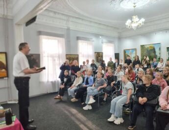 В Картинной галере им. Трубникова прошла встреча фурмановского поэта Алексея Владимировича Критского — Лауреата областной премии М.А.Дудина, члена Российского авторского общества, автора многих поэтических сборников с учащимися Детской художественной школы. 